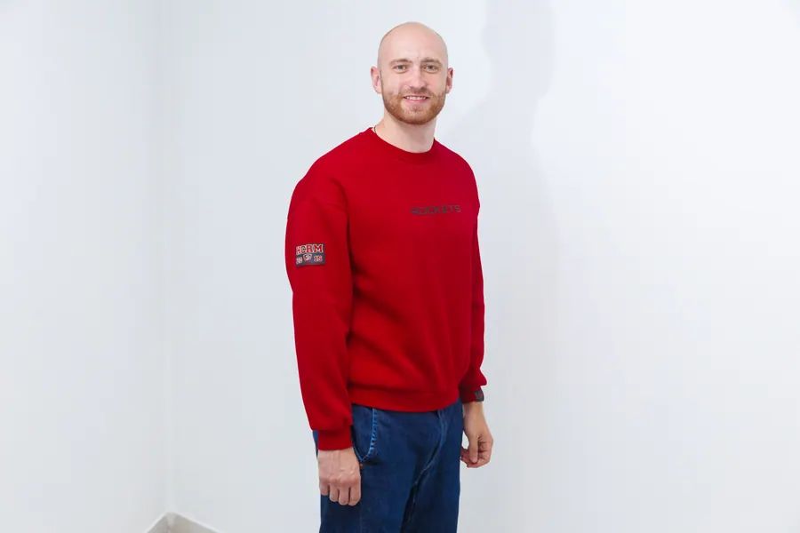 Свитшот ROCKETS CREWNECK RED, вид сбоку