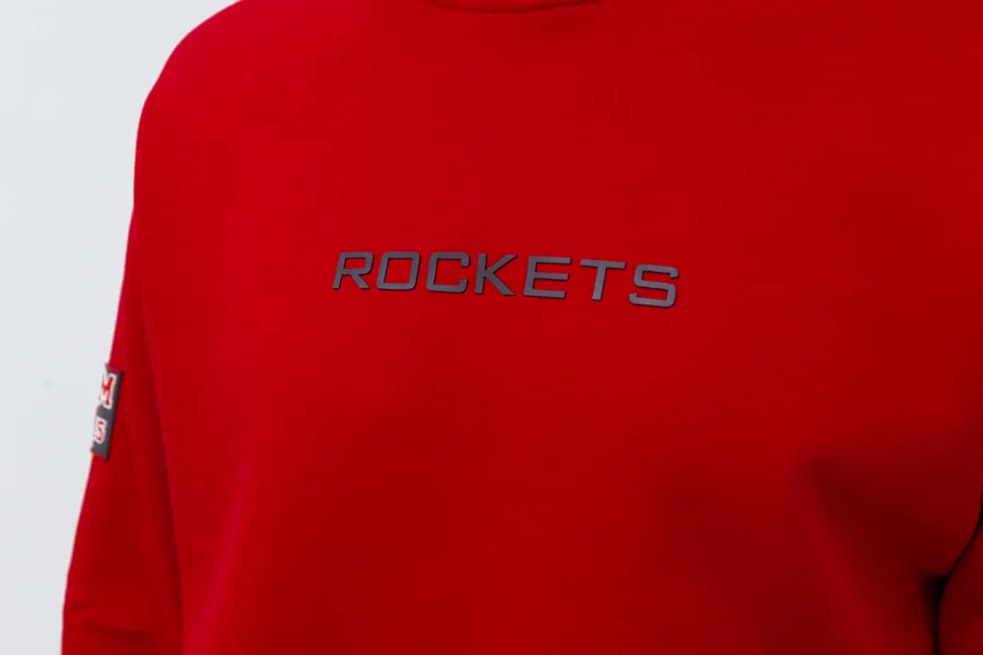 Вышивка ROCKETS на красном свитшоте крупным планом
