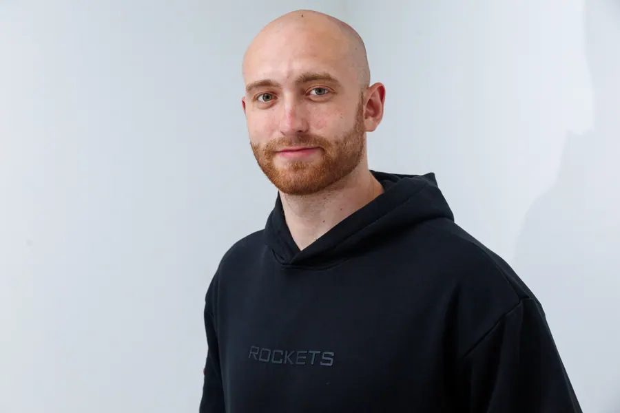 Худи ROCKETS Minimal, портретный кадр