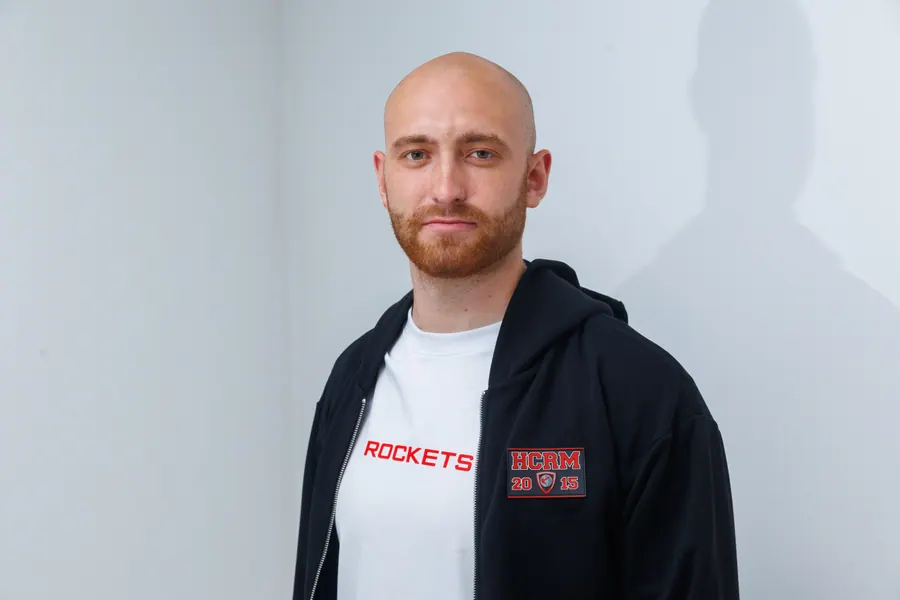Чёрное худи ROCKETS на молнии, вид под углом