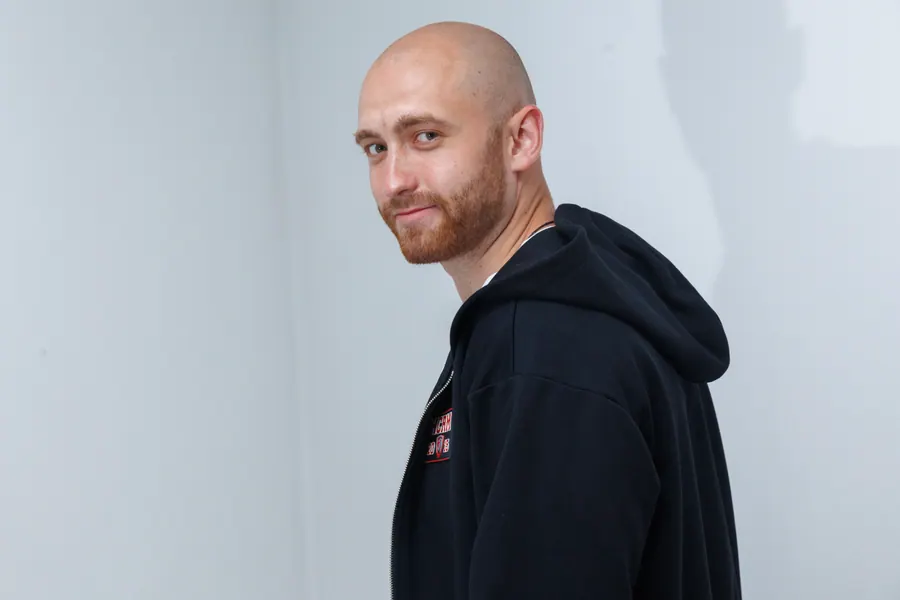 Чёрное худи ROCKETS на молнии, профильный вид