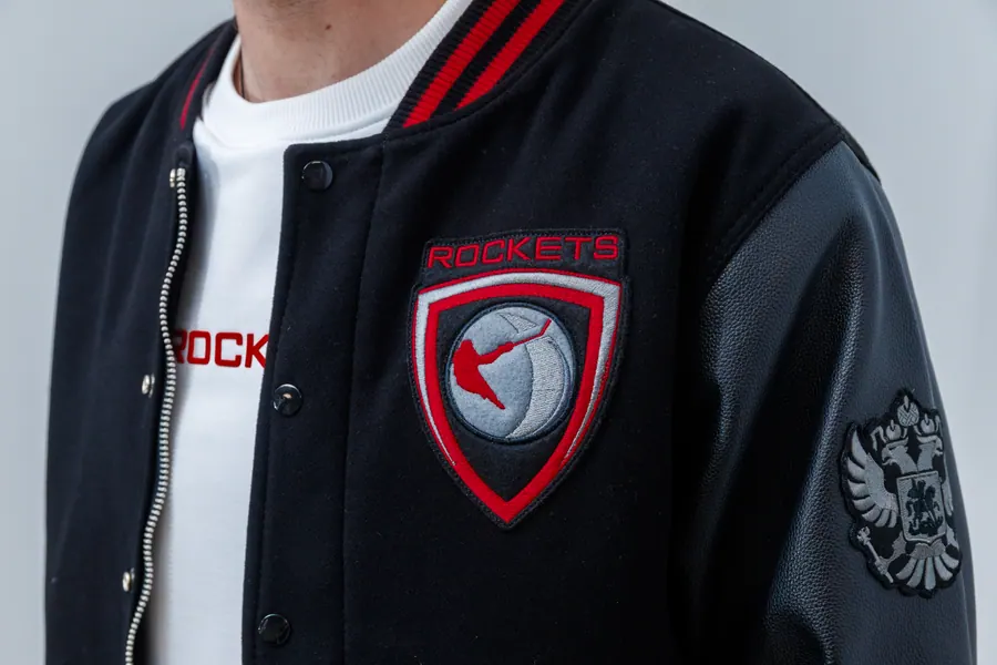 Кожаный бомбер ROCKETS, шеврон и кожаный рукав крупным планом